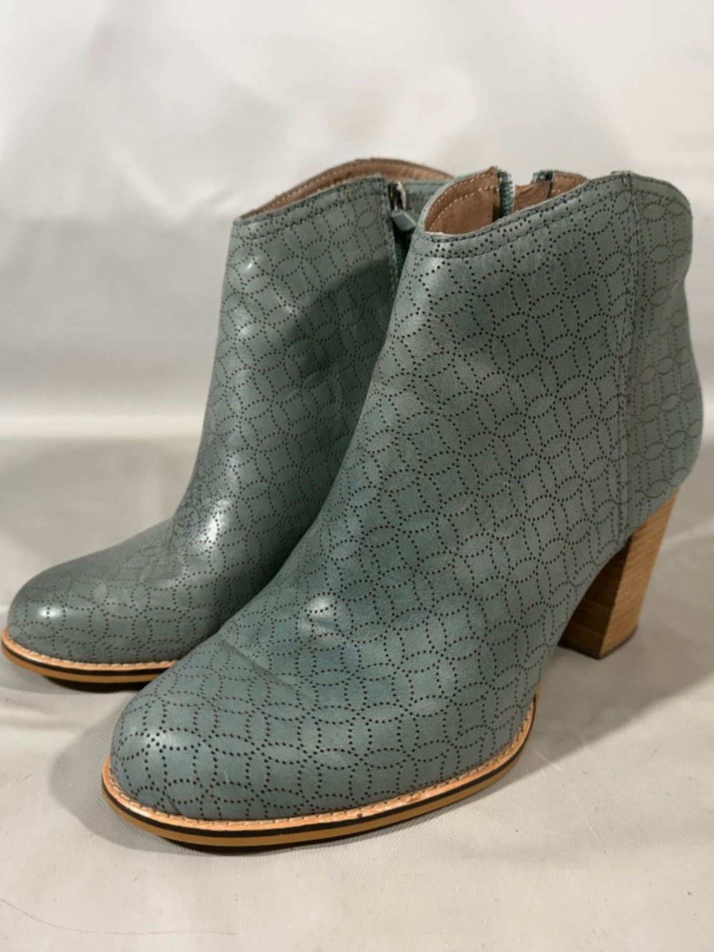 Fossil Allison Ankle Side Zip Leather Perforated Ankle Heeled Boots Size 8 Teal